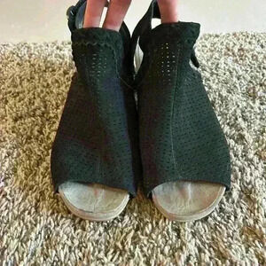 Woman’s black Earth heels. Size 9.w